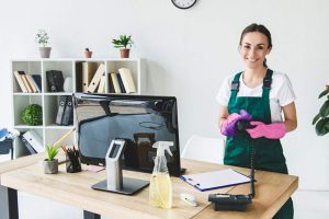 femme de menage dans un bureaux